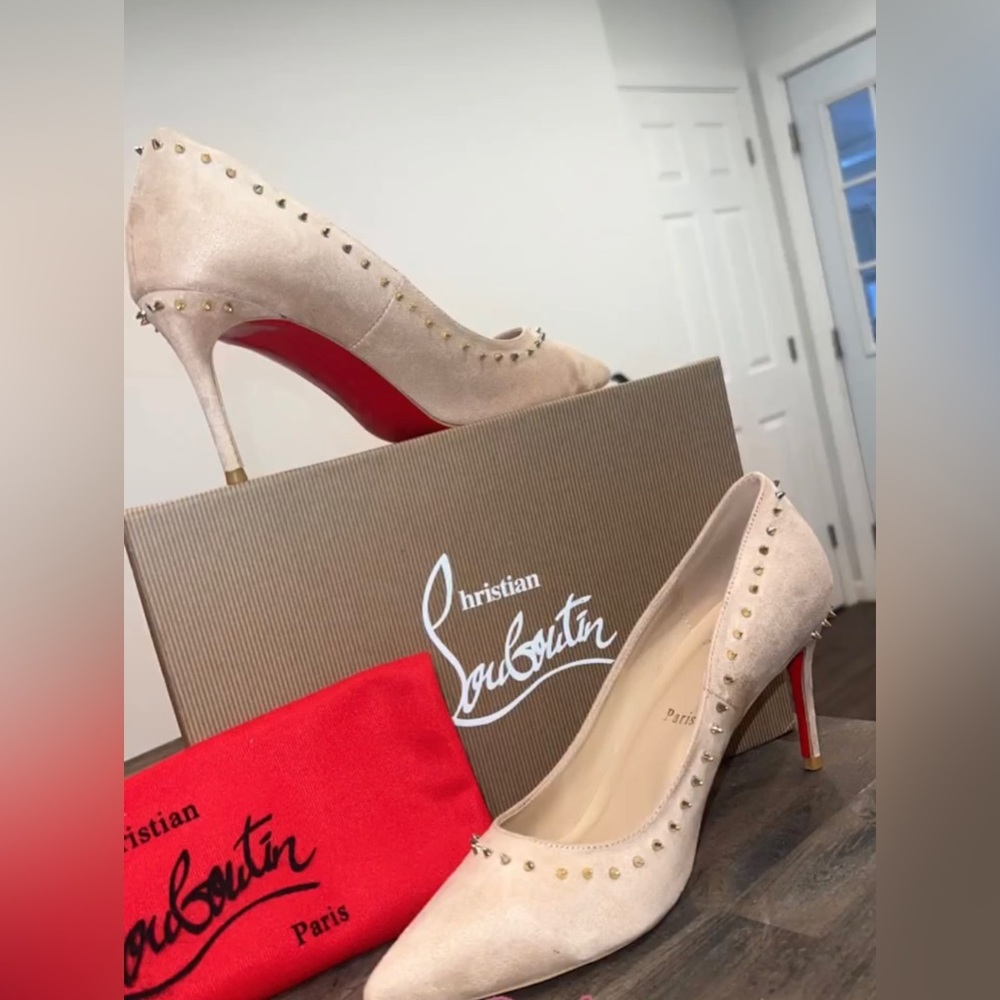 Suede pumps with red soles